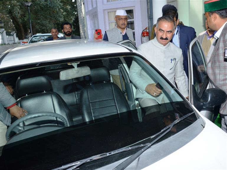 Himachal CM arrived in his old car to attend his first Budget Session at Vidhan Sabha