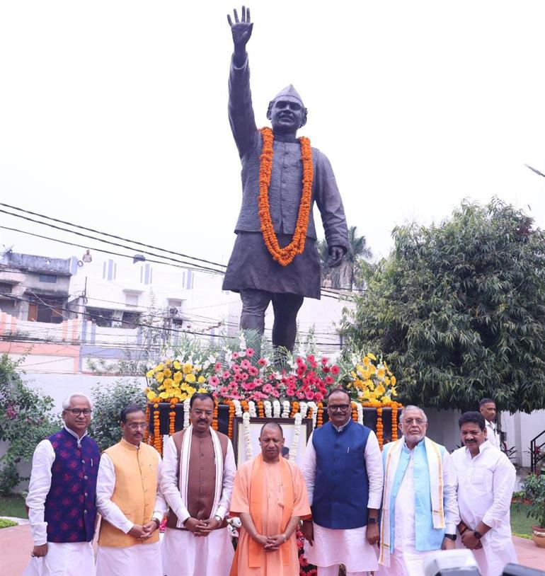 UP CM pays tribute to Hemvati Nandan Bahuguna on his death anniversary