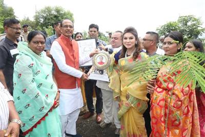 CM Shri Chouhan plants Peepal, Neem and Gulmohar saplings