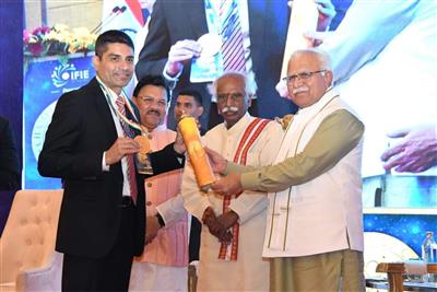 Army-officer-turned-Entrepreneur Lt.Col. Randeep Hundal gets “Champions of Change -Haryana Award”