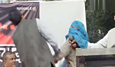 Delhi: Woman beats man with slippers on stage of Hindu Ekta Manch program