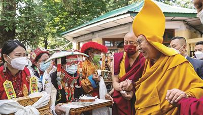 Tibetans offer prayers for long life of Dalai Lama