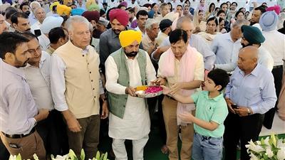 CM leads people from all walks of life to pay homage to Prof BC Verma