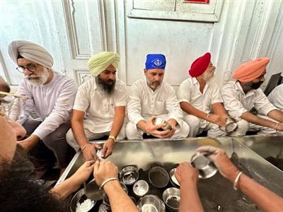 Rahul Gandhi offers 'Sewa' at Golden Temple in Amritsar
