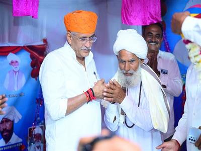 Union Minister Gajendra Shekhawat meets Pakistani Hindu refugees in Jodhpur