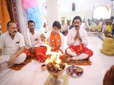 Madhya Pradesh: Jyotiraditya Scindia offers prayers at Hanuman Temple in Guna ahead of nomination