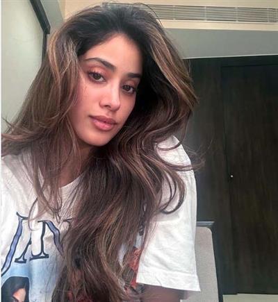 Janhvi Kapoor flaunts her beautiful hair in new pic, fans react