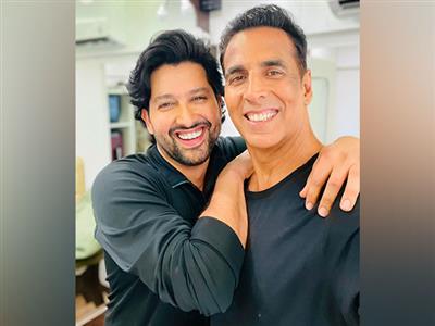 Aftab Shivdasani joins Akshay Kumar in 'Welcome to the Jungle,' shares goofy then and now pics