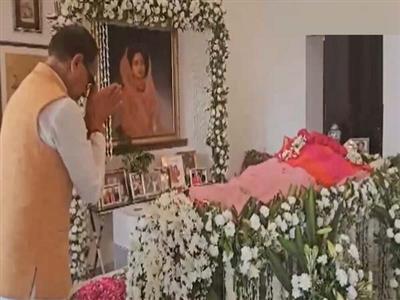 Shivraj Singh Chouhan pays tribute to Madhavi Raje Scindia