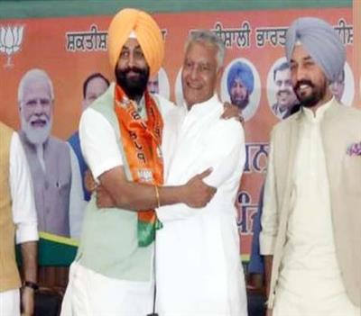 Former Akali Dal leader Ravikaran Singh Kahlon joins BJP