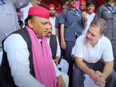 Rahul Gandhi, Akhilesh Yadav engage in conversation on stage as joint public meeting gets cancelled