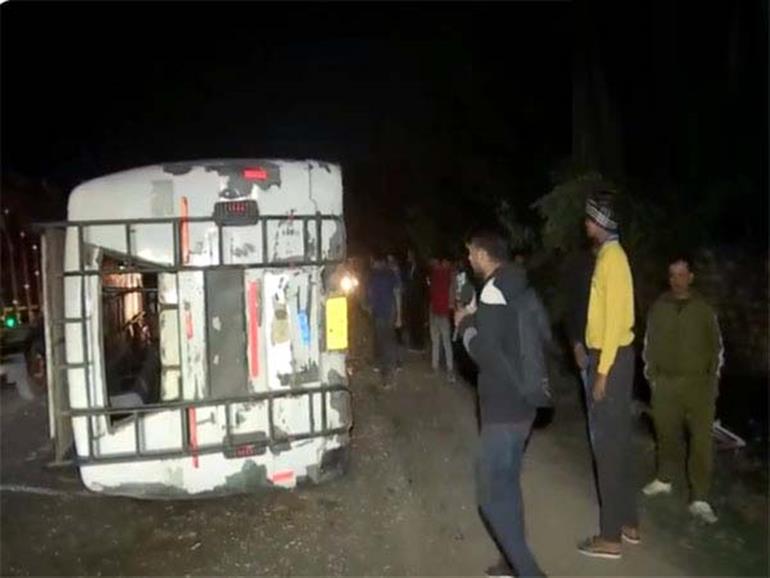 Madhya Pradesh: 16 injured as bus collides with tractor-trolley in Gwalior