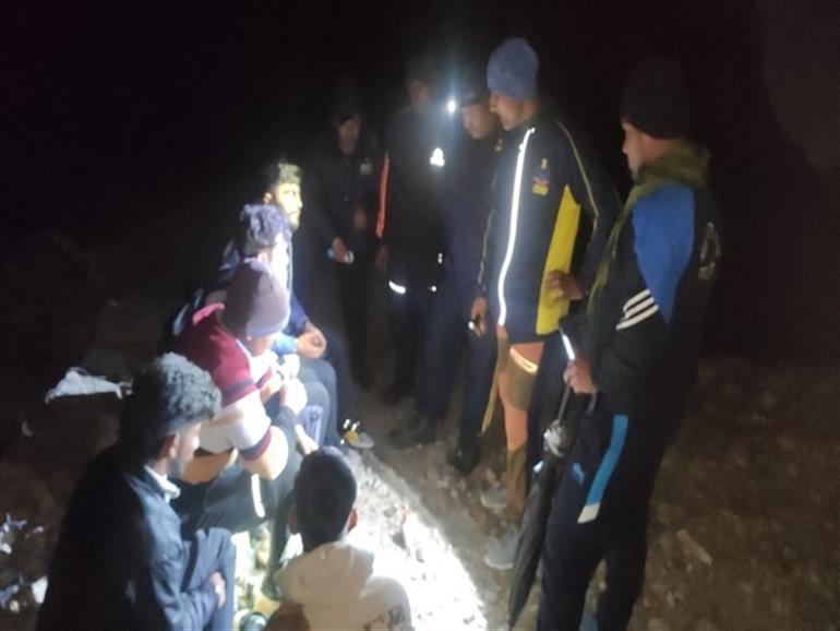 Uttarakhand: SDRF rescues five people stranded near Rambada on Shri Kedarnath Marg