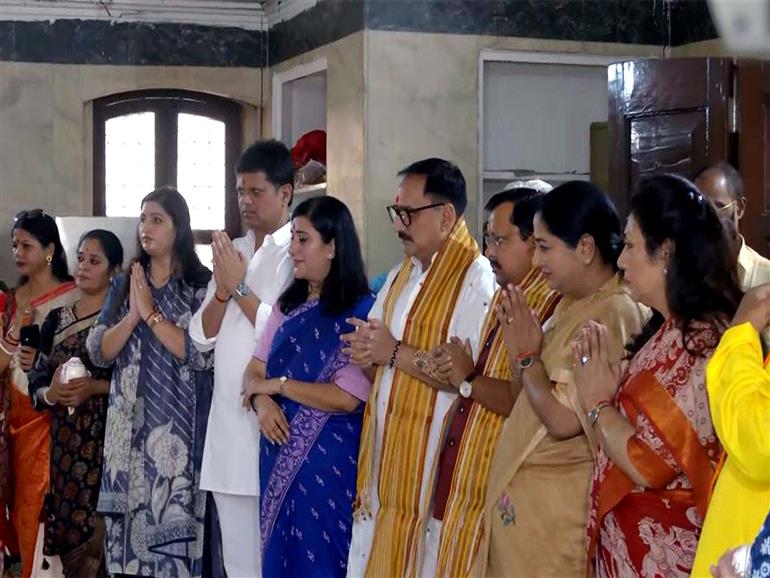Delhi: Nitin Nabin, CM Rekha Gupta and BJP leaders offer prayers at Kali Bari Mandir after party's historic Bengal win