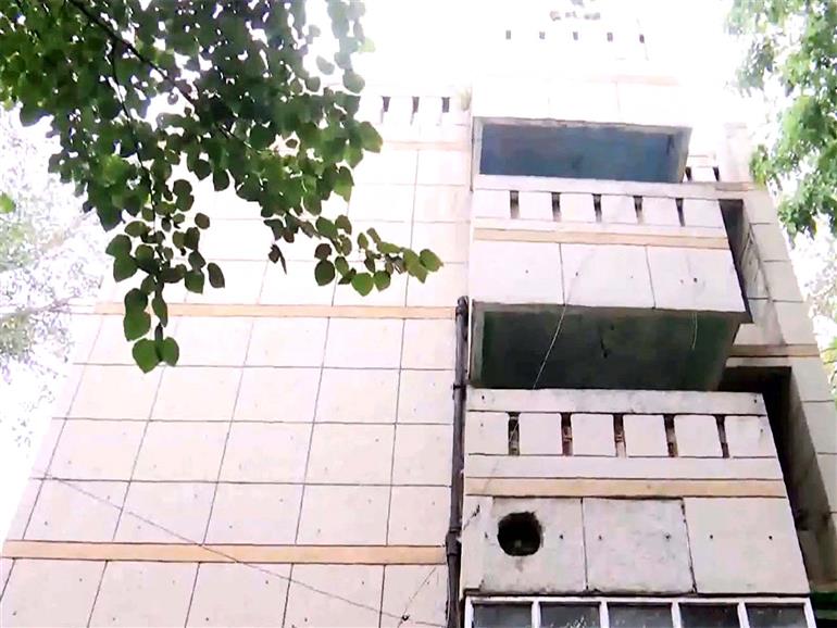 Delhi: Woman dies after falling from residential complex in Lodhi colony, family alleges 