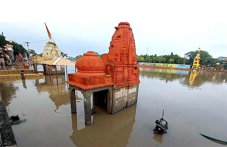 MP: Temples submerged as Shipra River water level rises amid heavy rain