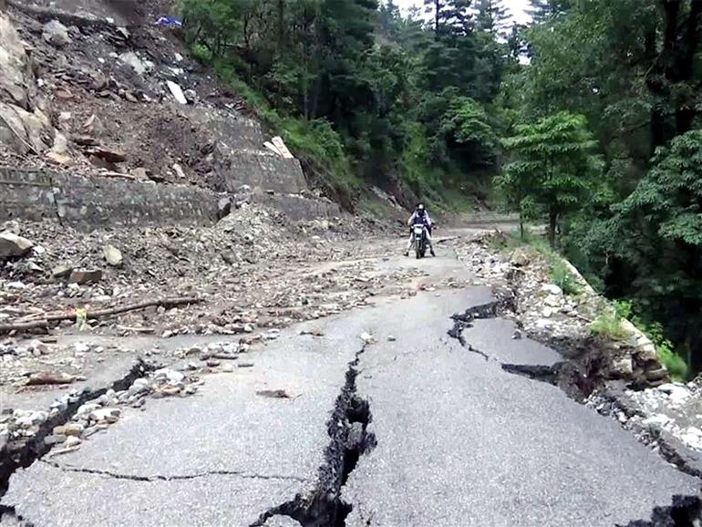 J-K: Heavy landslides damage Thannamandi-DKG-Bufliaz road; BRO continues restoration on war footing