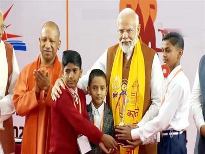 PM Modi distributes prizes to winners of Sansad Sanskrit Pratiyogita in Varanasi