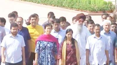 Arvind Kejriwal pays tribute to Mahatma Gandhi at Raj Ghat ahead of surrender at Tihar