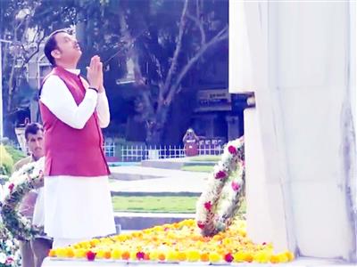 CM Devendra Fadnavis pays tribute to martyrs of the Samyukta Maharashtra Movement on 65th State Foundation Day