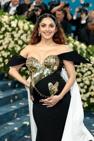 Mom-to-be Kiara Advani flaunts her baby bump at Met Gala debut, hubby Sidharth Malhotra is all hearts