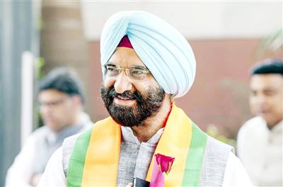 Delhi Minister Manjinder Singh Sirsa along with Delhi Mayor makes visit to Okhla landfill site