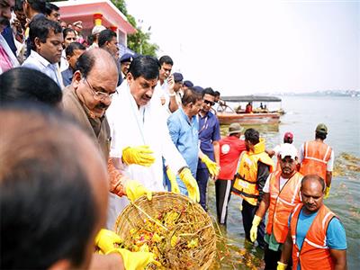 MP CM Yadav performs shramdaan at Bhopal's Sheetal Das Ki Bagiya Ghat, honours sanitation workers