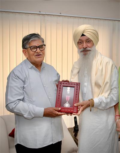 Punjab Governor honours Padma Shri Bhai Harjinder Singh Ji (Srinagar Wale) at Raj Bhavan