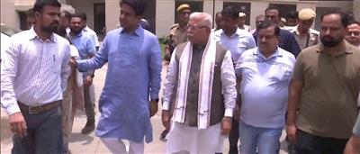 Union Minister Manohar Lal Khattar inspects MBC-constructed govt quarters in Delhi