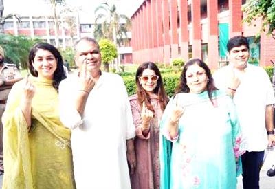 AAP candidate Sanjeev Arora casts vote along with family