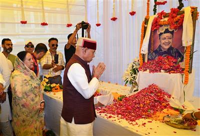 Governor pays tribute to former Chief Minister Virbhadra Singh