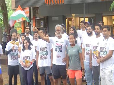 Milind Soman flags off Fit India Run 2025 Marathon in Mumbai