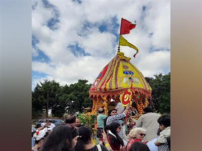 UK: Over 1,000 devotees join Rath Yatra celebrations; Indian Deputy High Commissioner performs Chhera Paharna ritual