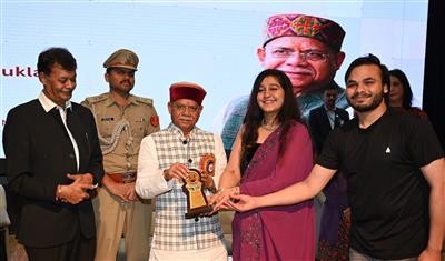 Governor applauds talent and culture at Dental College fest