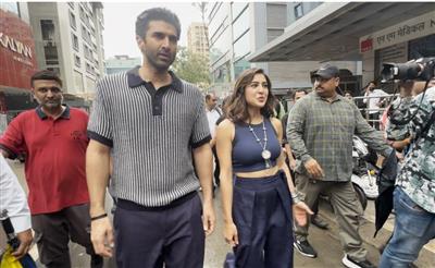 Metro...In Dino: Sara Ali Khan, Aditya Roy Kapur travel with fans in Mumbai metro