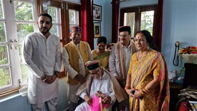 Governor greets Prof. Narayan Lal Nadda on 100th birthday