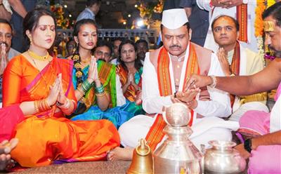 CM Devendra Fadnavis, family participate in 'Ashadhi Ekadashi' celebrations at Pandharpur, perform 'Fugdi' folk dance