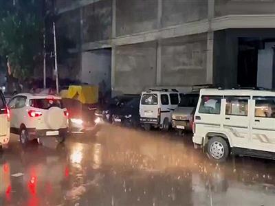 Rain lashes several parts of Srinagar city, bringing respite from heat and humidity