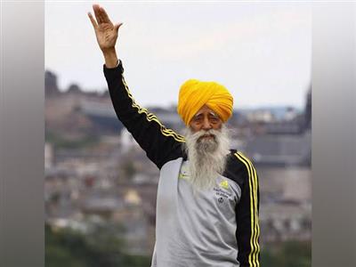 Congress President Mallikarjun Kharge pays Tribute to 'Turbaned Tornado' Fauja Singh