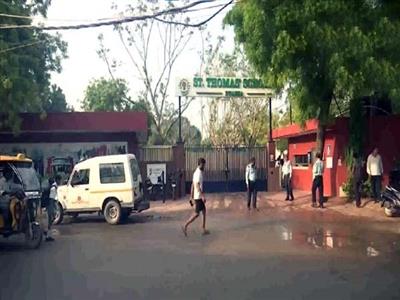 Delhi: Schools recieve bomb threats, police teams reach spot