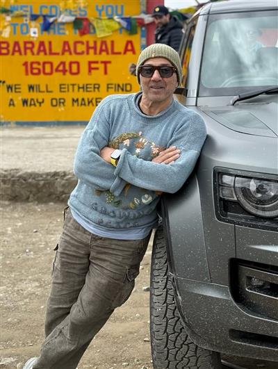 Sunny Deol flaunts clean-shaven look as he poses at Baralacha La Pass