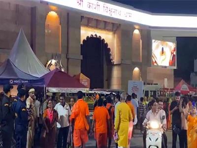 Devotees offer prayers in large numbers on second Monday of Sawan, long queue outside Kashi Vishwanath Temple