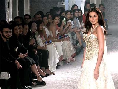 ICW 2025: Tara Sutaria blows flying kiss to rumoured boyfriend Veer Pahariya as she walks the ramp