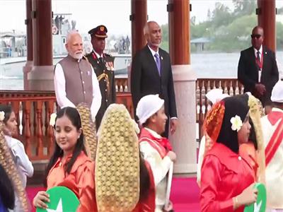 PM Modi accorded 21-gun salute in Male; Maldives Prez joins in ceremonial welcome