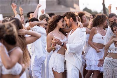War 2: Hrithik, Kiara look hot together in first still from 'Aavan Jaavan' song