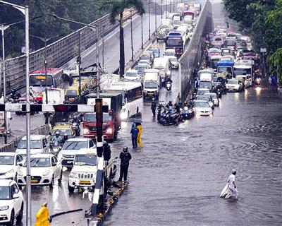 Heavy rainfall lashes parts of Mumbai, waterlogging witnessed