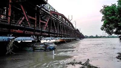 Delhi: Yamuna continues to flow close to danger mark