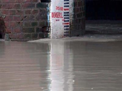 Delhi: Yamuna River continues to flow near danger mark