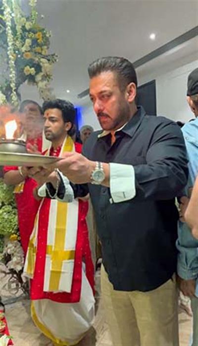 Ganesh Chaturthi 2025: Salman Khan performs aarti with parents Salma, Salim Khan
