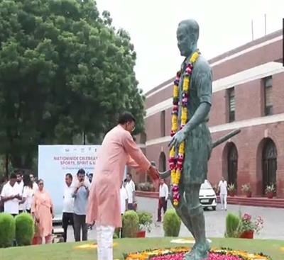 Mansukh Mandaviya pays floral tribute to Major Dhyan Chand on ocassion of National Sports Day